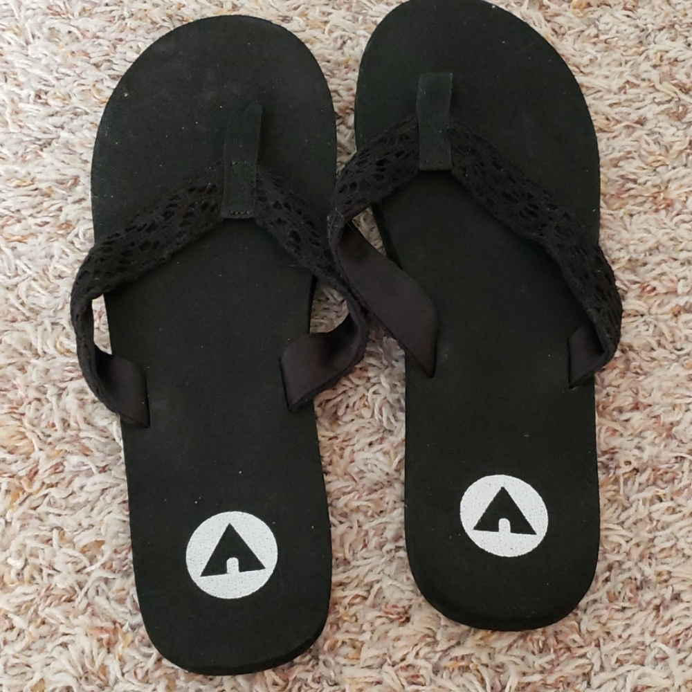 Black flip flops with black lace strap NWOT 13